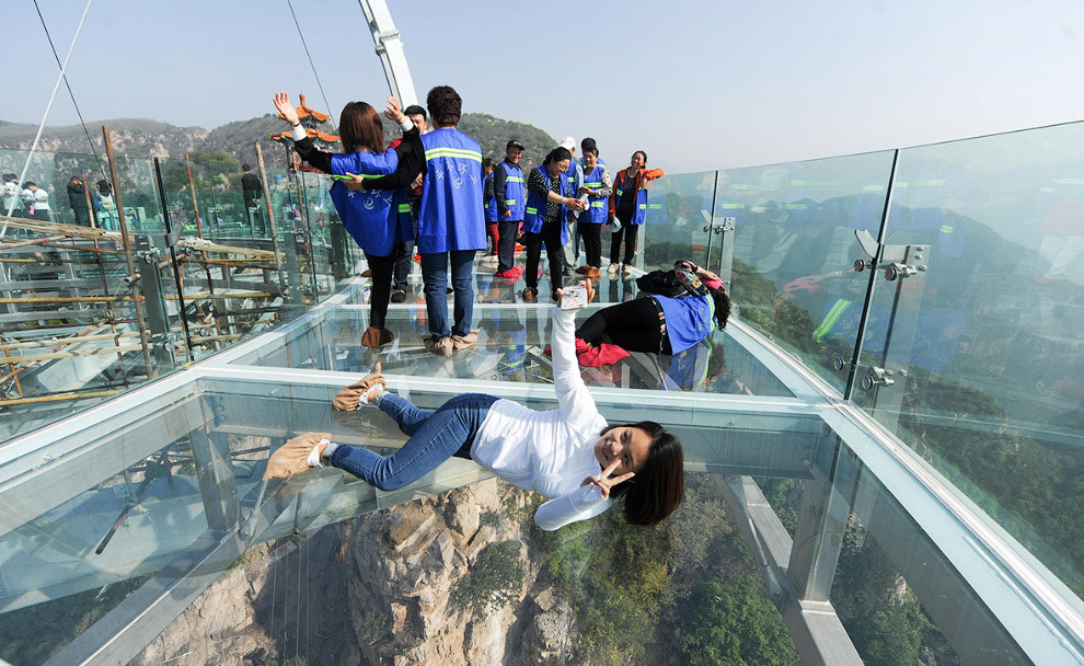 ترسناکترین پل معلق شیشه ای جهان در چین