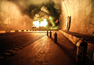 متواری شدن مردم طی آتش سوزی کامیون در تونل + فیلم