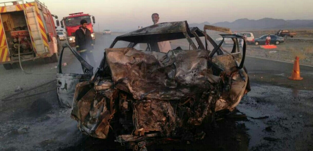 تصادف و آتش سوزی دو خودرو سواری در محور سراوان/۳نفر کشته شدند