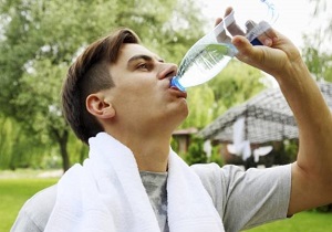 علائمی که از کمبود آب بدن خبر می‌دهند/ مناسب‌ترین نوشیدنی‌ها برای رفع عطش