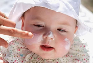 همه چیز درباره آفتاب سوختگی کودکان+ علائم و راه های درمان