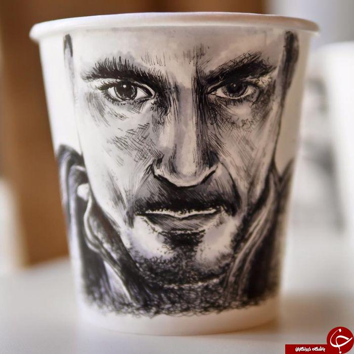 هنرمندی که بر روی لیوان های یکبار مصرف قهوه طرح های زیبا و دیدنی ترسیم می کند