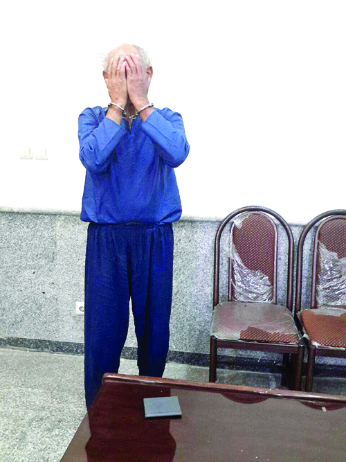 مرد ٧٢ ساله پس از خفه کردن همسرش دستانش را با اره بریدچاقو، اره، چکش حمام خون در مهرآباد/اختلافات ٤٢ ساله با همسرش را انگیزه این جنایت اعلام کرد
