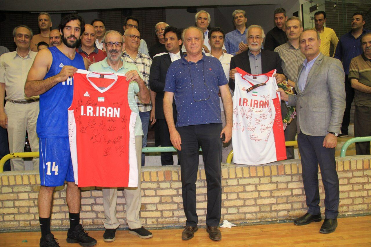 بدرقه تیم‌های ملی بسکتبال با حضور پرشور پیشکسوتان برگزار شد