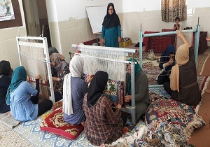 برگزاری دوره آموزشی گلیم بافی در روستای هرابرجان خاتم