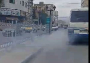 تردد آزادانه مینی‌بوس دودزا در مهرشهر + فیلم