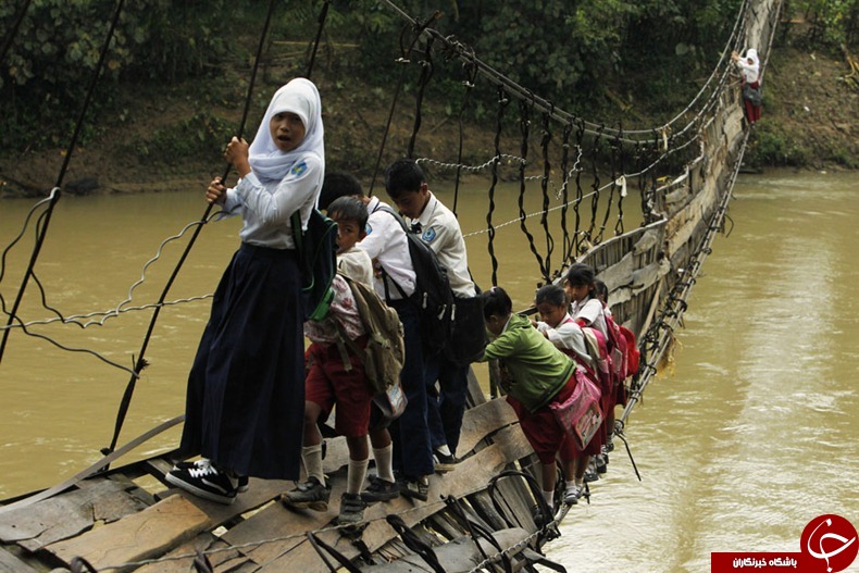 خطرناکترین مسیر عبور دانش‌آموزان برای رسیدن به مدرسه +تصاویر