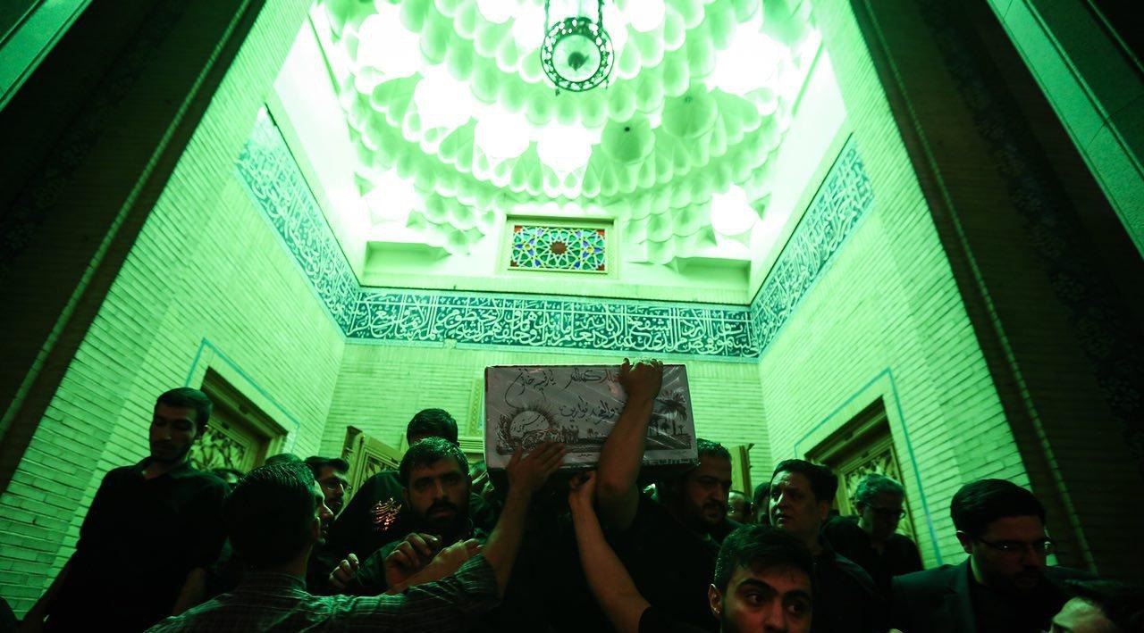 گزارش تصویری مراسم عزاداری شب ششم محرم ۹۷/ حضور هنرمندان و چهره‌های سیاسی در هیئت