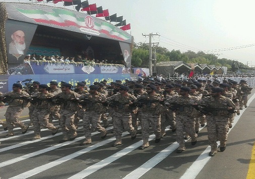 رژه نیرو‌های مسلح در بندرعباس آغاز شد