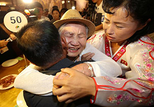 اشک‌های شوق خانواده‌های کره‌ای هنگام دیدار با یکدیگر پس از ۶۵ سال دوری + فیلم