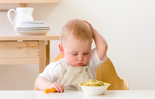 با کودکی که در خوردن غذا بهانه‌گیری می‌کند چگونه رفتار کنیم؟
