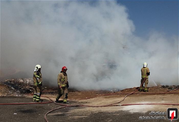مهار آتش سوزی انبار 4 هزار متری ضایعات آهن در خلازیل + عکس