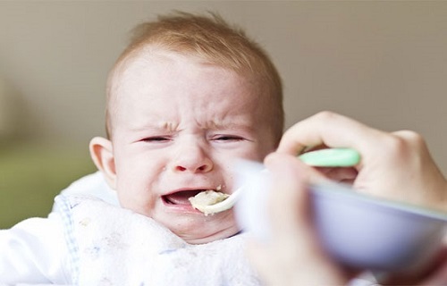چگونه والدین با رفتاری درست می‌توانند کودک را به غذا خوردن تشویق کنند؟