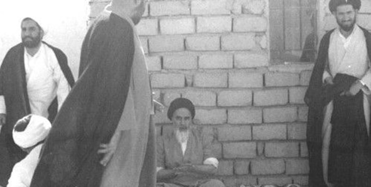 وضوی ساده امام خمینی در بیابان‌های بصره +عکس