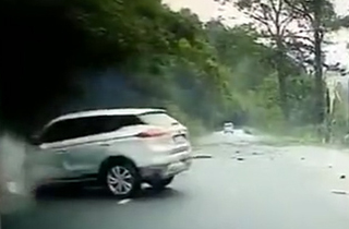 سقوط وحشتناک سنگ بر روی خودرو در جاده‌ کوهستانی + فیلم