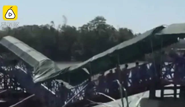 ویدئوی سقوط پل عابر در اثر وزن زیاد عابران!