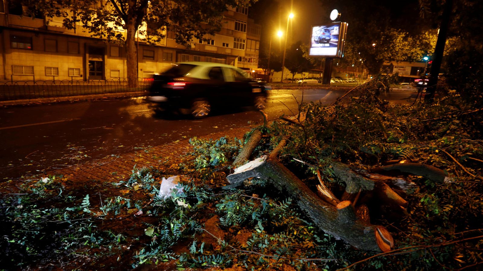 قطع شدن برق هزاران خانه در پی وقوع توفان لسلی در پرتغال