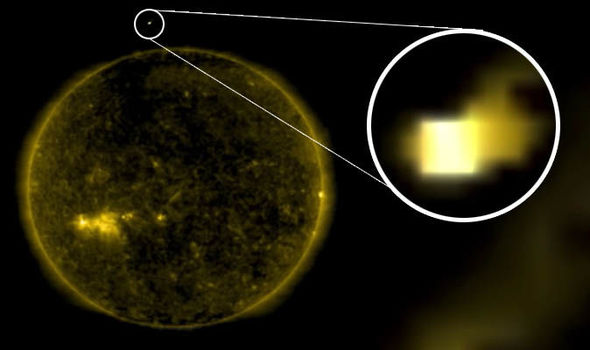 رویت یک یوفوی مکعبی شکل عجیب در نزدیکی خورشید! + فیلم//