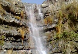 آبشار زیبای "پوم" در شهرستان میناب + فیلم