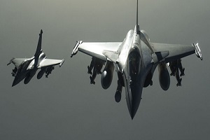 رهگیری هواپیمای سوخت رسانی آمریکا توسط جنگنده‌های روس + فیلم