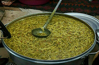 طبخ آش نذری 84 تنی در شیراز + فیلم