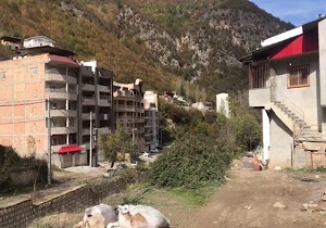 ساخت و سازهای نامتعارف در دل طبیعت روستای "زیارت" + فیلم