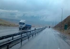 ادامه بارش باران در محور‌های مواصلاتی استان قزوین / رانندگان احتیاط کنند