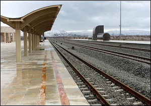آغاز سفر ریلی مردم آذربایجان غربی با اتصال خط آهن ارومیه به شبکه ریلی کشور/خانواده شهدا اولین مسافران قطار