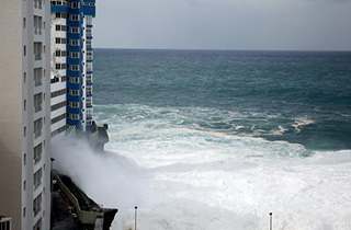 برخورد امواجی به ارتفاع 12 متر به ساختمان‌های جزایر قناری + فیلم