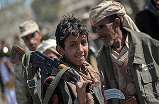 رجزخوانی دیدنی پسربچه یمنی علیه استکبار جهانی + فیلم