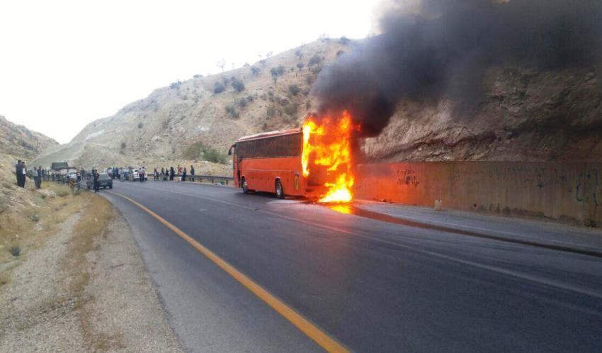 آتش سوزی اتوبوس در نورآباد /مسافران در سلامت کامل هستند