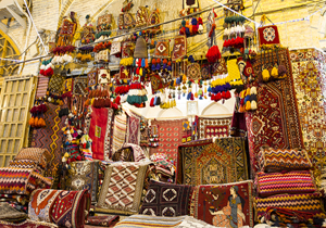 کسب رتبه برتر هنرمند خراسان شمالی در نمایشگاه تخصصی زیرانداز‌های سنتی