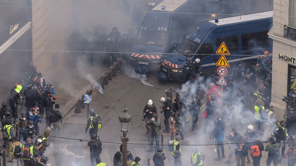چهارمین شنبه اعتراضات ضددولتی فرانسه/ پاریس میدان جنگ شد+ تصاویر