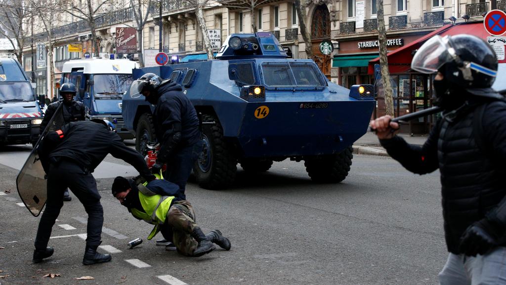 روی جلیقه معترضان فرانسوی چه نوشته شده است؟+عکس