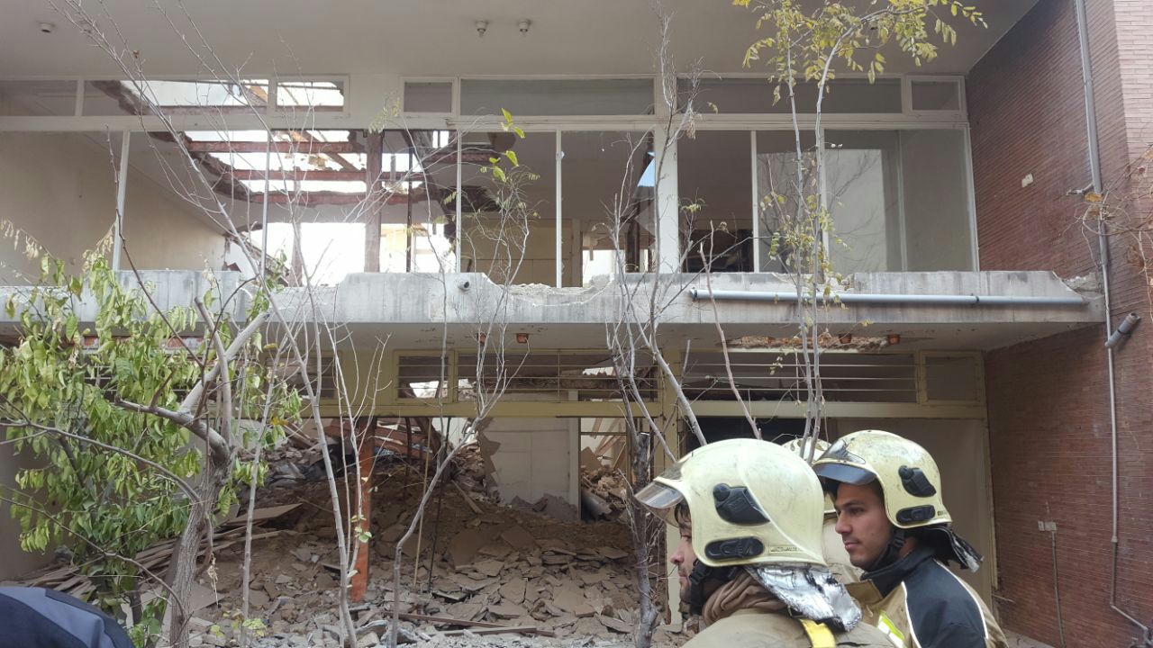 ریزش سقف ساختمان قدیمی در میدان هفت تیر/ 2 کارگر مصدوم شدند