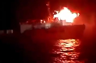 آتش گرفتن یک کشتی در آب‌های عسلویه + فیلم