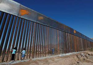 عبور مهاجران از روی حصار مرزی بین مکزیک و آمریکا + فیلم