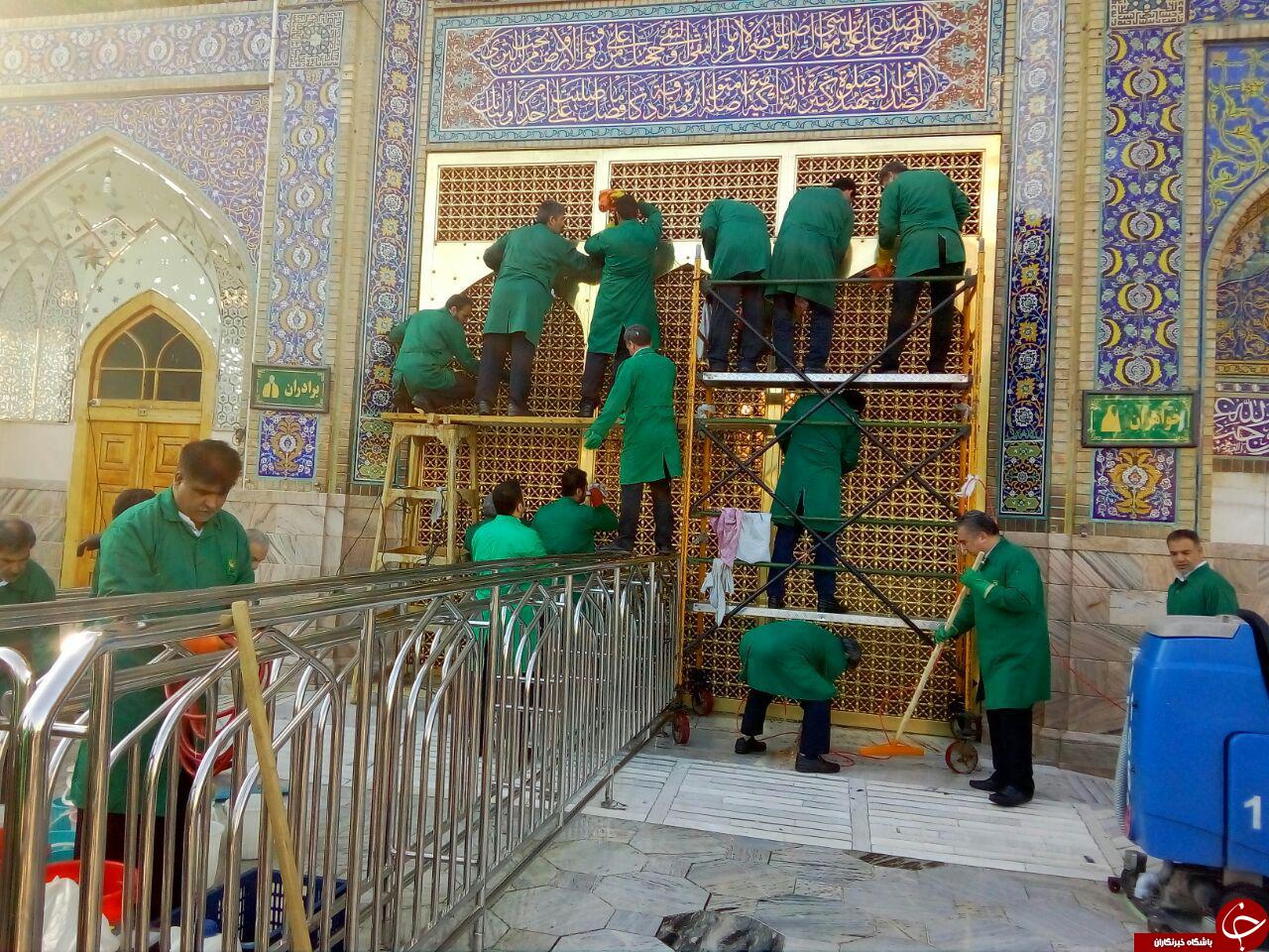 غبارروبی پنجره فولادی حرم امام رضا (ع) + تصاویر