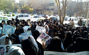 جمعی از مردم اصفهان در مقابل دفتر امام جمعه تجمع کردند
