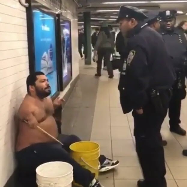 کل‌کل پلیس نیویورک با یک معلول در مترو +فیلم