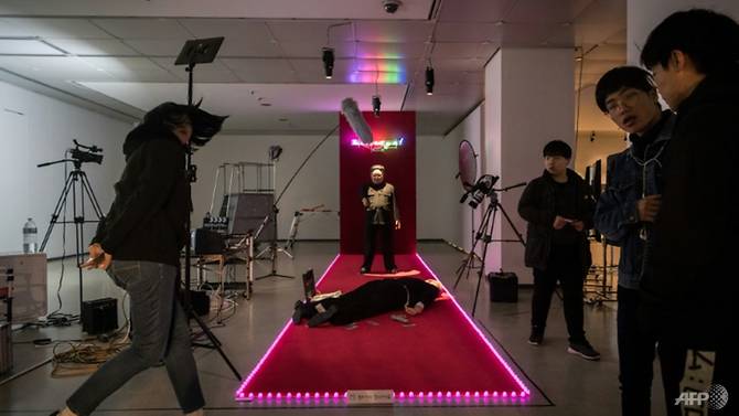 نمایشگاه هنری کره جنوبی: کیم دارد شلیک می‌کند و ترامپ مرده است + تصاویر