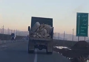 حمل خطرناک سنگ‌های غول پیکر با کامیون! + فیلم