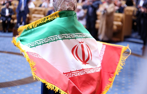 اهتزاز پرچم افتخارآفرینی ایران به دست دانشجویان بسیجی/ دستاورد‌ها و اختراعاتی که تیر دشمنان را به سنگ زدند
