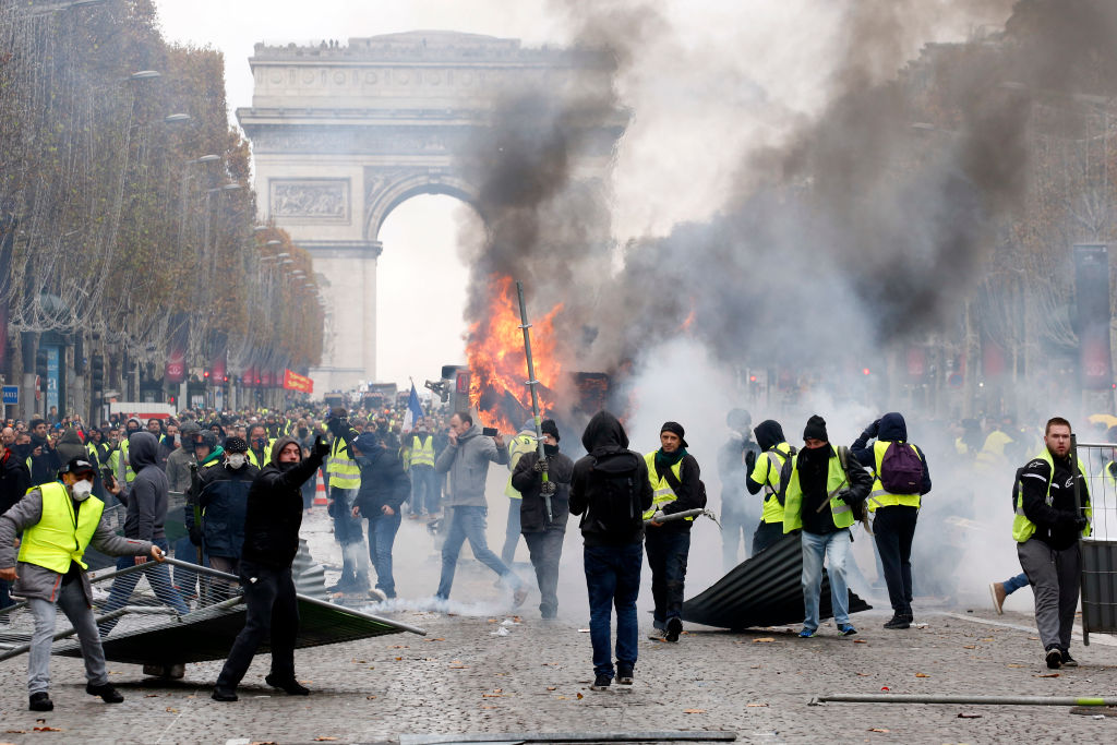 استفاده از گاز اشک آور برای مقابله با تظاهرکنندگان فرانسوی
