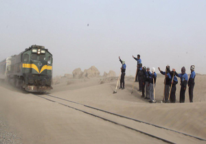 توقف قطار مسیر زاهدان – تهران روی ریل شن گرفته