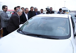 استقبال از مسافران نوروزی با اهدای شاخه گل در عوارضی قم- تهران