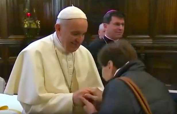 علت ممانعت پاپ از بوسیدن دستش مشخص شد! +فیلم