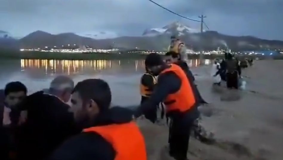 نجات مردم سیل‌زده با ایجاد خط انسانی در رودخانه توسط نیروهای سپاه +فیلم