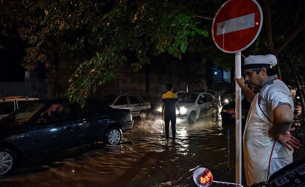 74مورد آبگرفتگی و گیرکردن خودرو داخل آب در مشهد