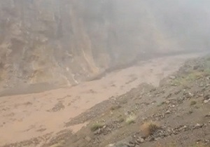 سرریز شدن سد روستای "ده آقایی" در اثر بارندگی + فیلم
